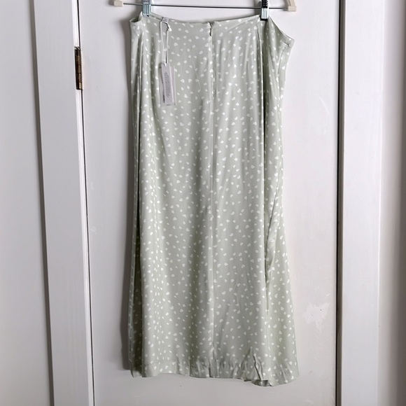 NWT. Vince Silk Stone Dots Drape Skirt in Celery Size 12 - Picture 4 of 10